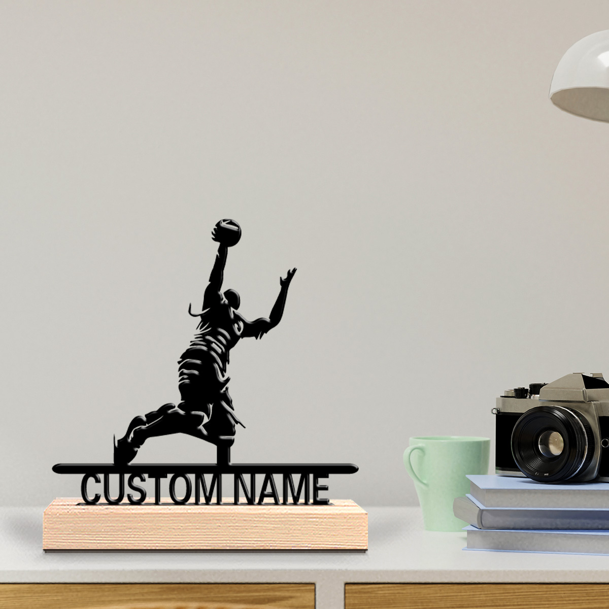 Art Craft Letter A - รูปปั้นโลหะรูปนักบาสเก็ตบอลดังค์ 1 ชิ้น พร้อมฐานไม้ ตกแต่งด้วยตัวอักษรตามสั่ง ของตกแต่งงานศิลปะ